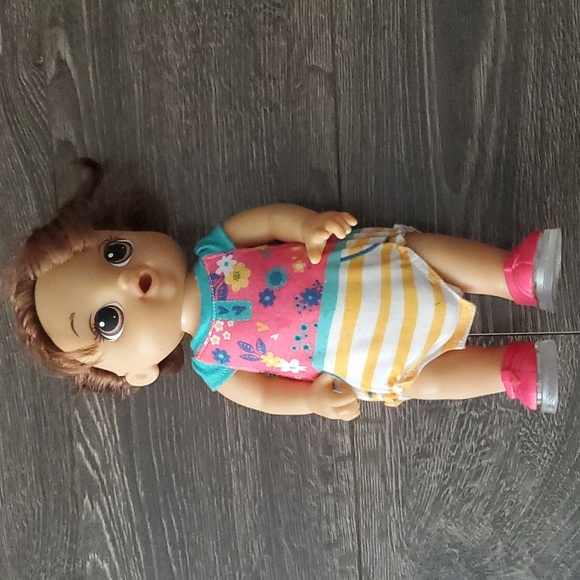 Baby Alive Step ‘N Giggle Baby Brown Hair Doll Light-Up Shoes- English/French - Picture 1 of 7